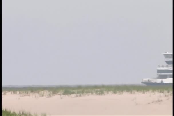 Boot fährt an Küste vorbei — Stockvideo