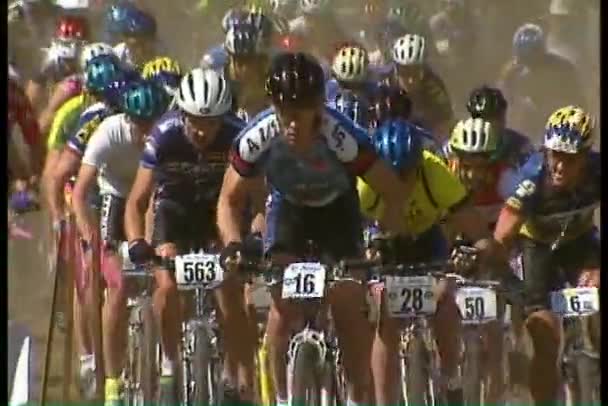 Mountain bikers at start of race — Stock Video