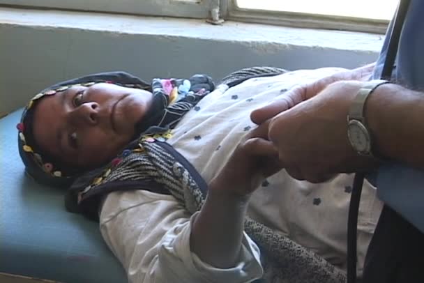Yaralı bir kadın doktor inceliyor — Stok video