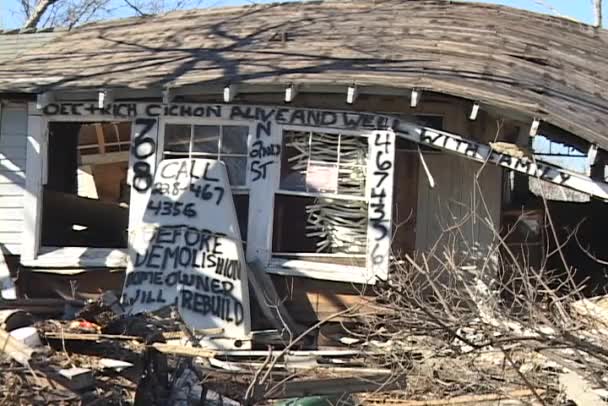 Uma mensagem numa casa destruída — Vídeo de Stock