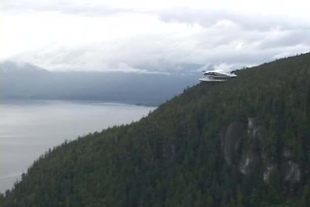 Flugzeug fliegt über alaska — Stockvideo