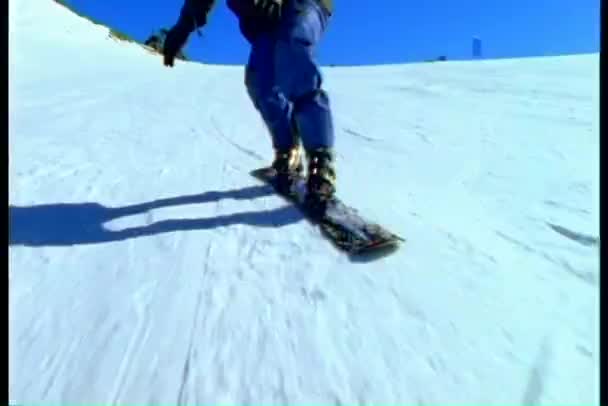 Snowboarder doen stunts — Stockvideo