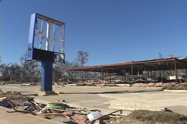 Un bâtiment endommagé se dresse — Video