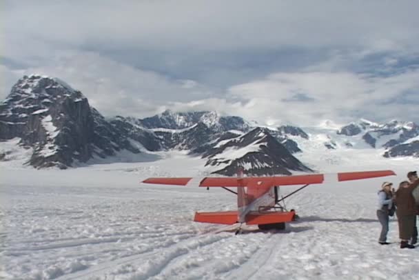 游客在雪上飞机周围磨 — 图库视频影像