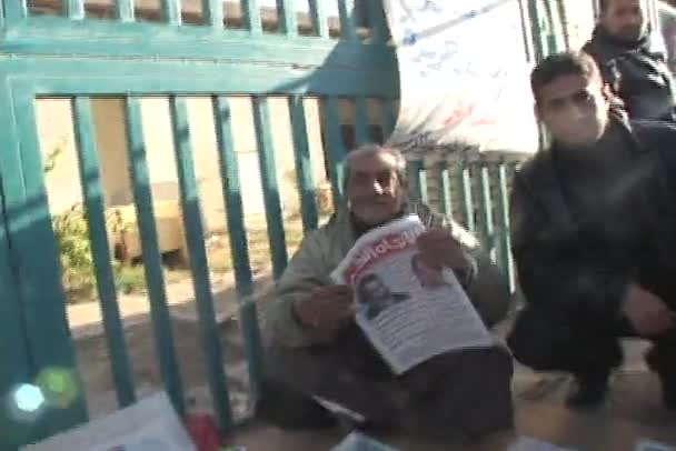 Iraqi vendor shows newspapers — Stock Video