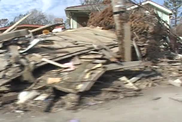 Een beschadigde gebouw staat — Stockvideo