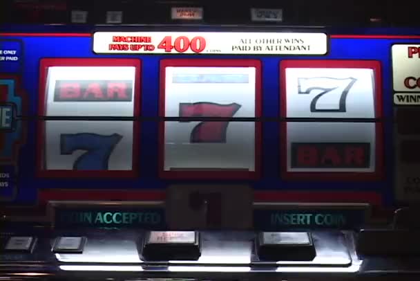 Una donna gioca una slot machine — Video Stock