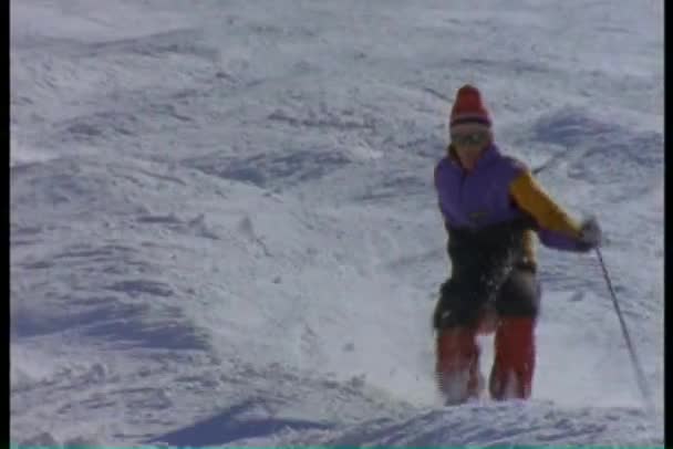 Esquiador esquiando abajo — Vídeo de stock
