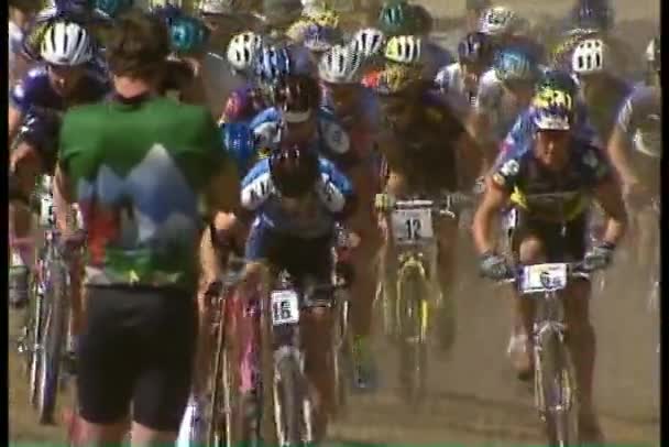 Mountain bikers at start of race — Stock Video