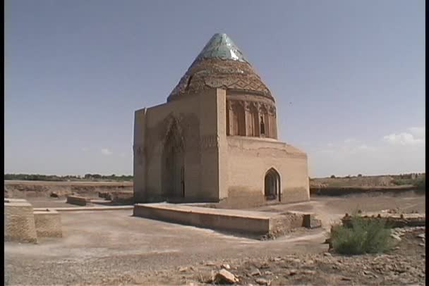 Seljuk Tomba adorna il deserto — Video Stock