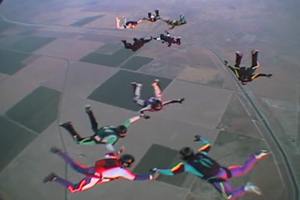 Paracaidistas recoge figura en caída libre — Vídeo de stock