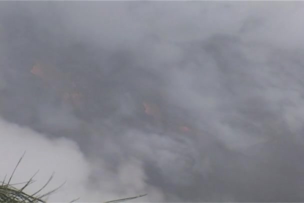 Ascenso de humo de una lava — Vídeo de stock