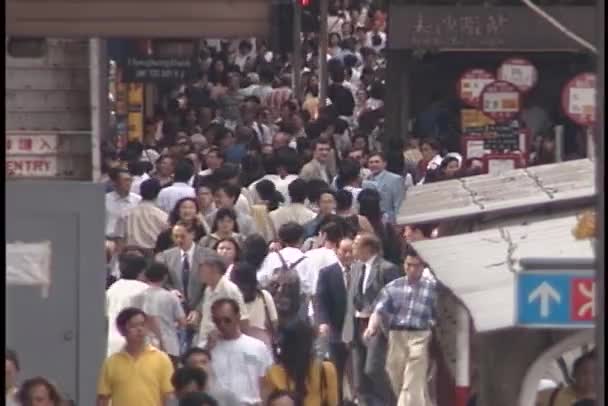 Voetgangers lopen op een overvolle stoep — Stockvideo