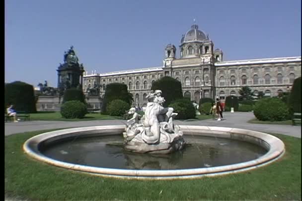 Fontaine et jardins devant le Musée — Video