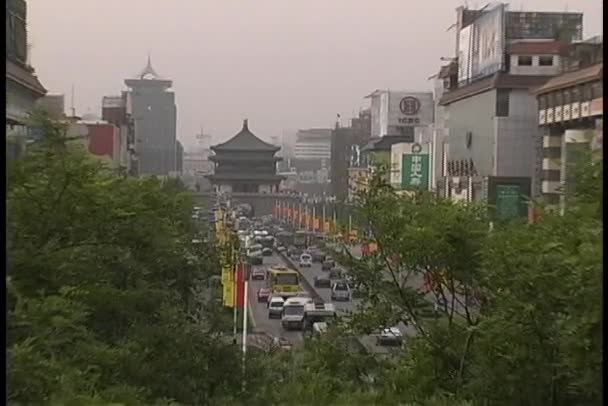 Traffico attraverso il centro di Xian — Video Stock