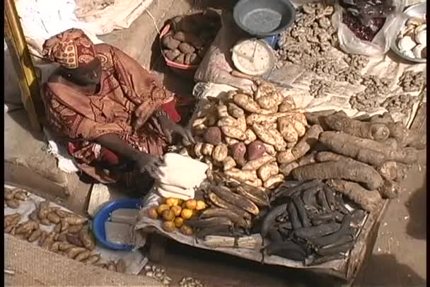 Поставщик продает продукты на открытом рынке — стоковое видео