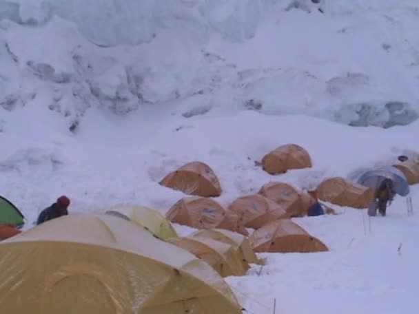 Neve caindo em tendas — Vídeo de Stock