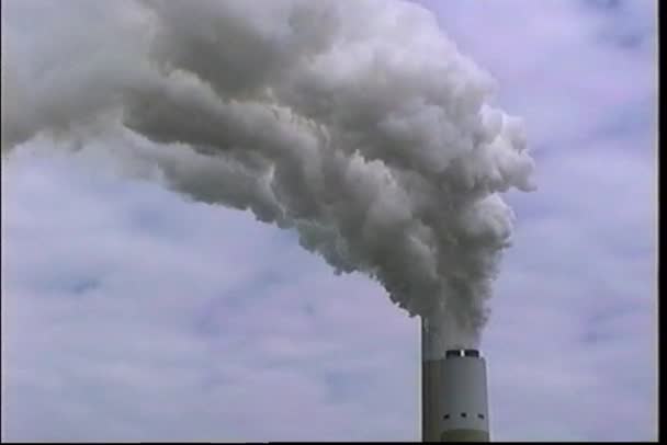 La fumée se déverse hors de la cheminée — Video