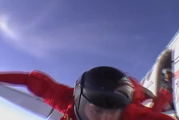 Skydiver springt van vliegtuig — Stockvideo