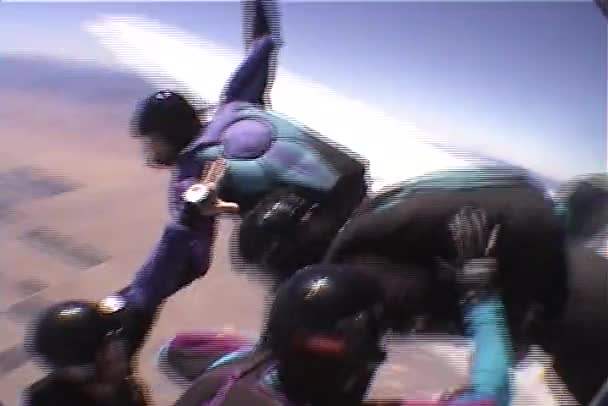 Skydivers recolhe figura em queda livre — Vídeo de Stock