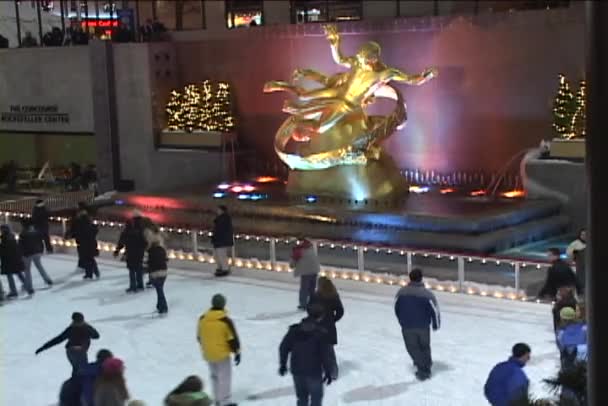 Patinadores de gelo no Rockefeller Center — Vídeo de Stock