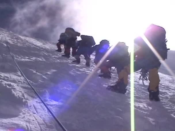Альпіністи піднімаються на крижаний схил — стокове відео