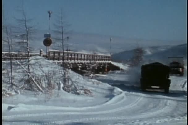 Lastwagen fahren durch den Schnee — Stockvideo