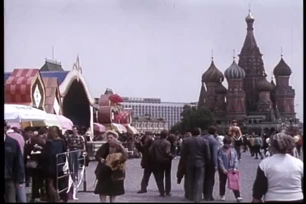 Pedestrians walk through Red Square — Stock Video