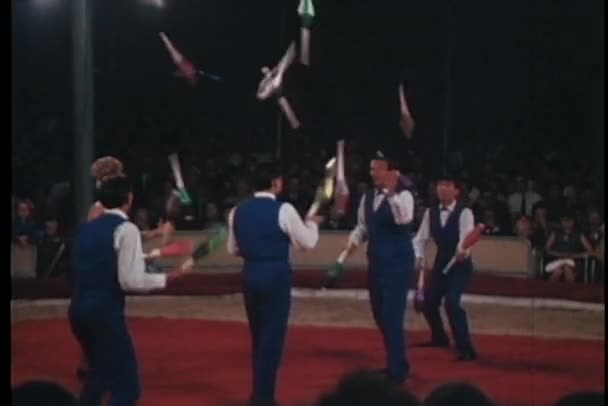 Jongleurs uit te voeren op een circus — Stockvideo