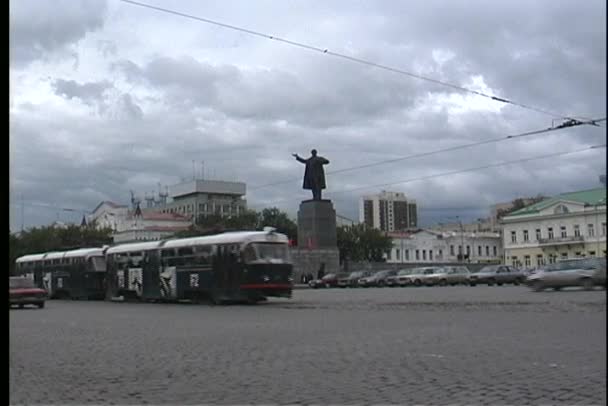 Rue russe animée avec des tramways — Video