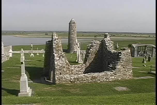 Ronde toren van Clonmacnoise torens — Stockvideo