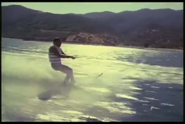 Człowiek waterskis na jeziorze — Wideo stockowe