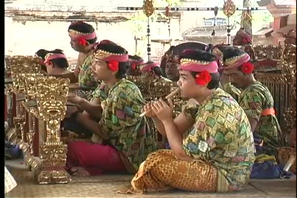 Balinesische Männer, die Instrumente spielen — Stockvideo