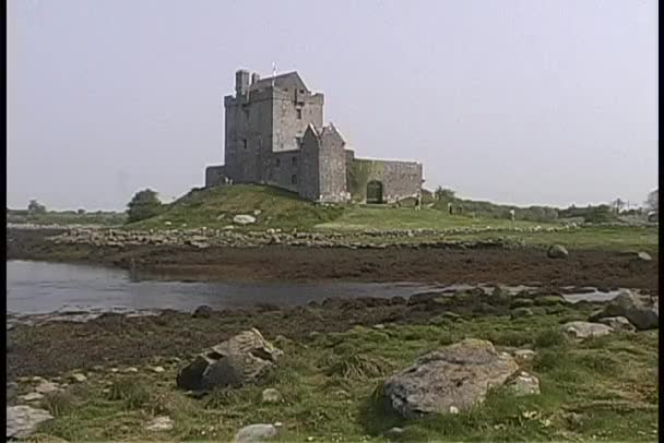 Dunguaire Castle zdobi linii brzegowej — Wideo stockowe