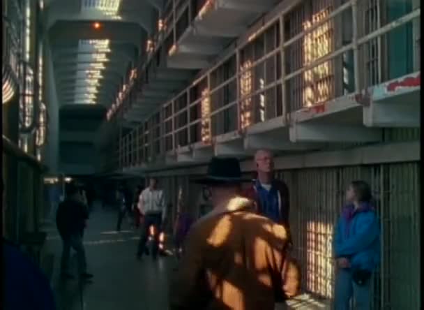 Alcatraz börtönben turisták — Stock videók