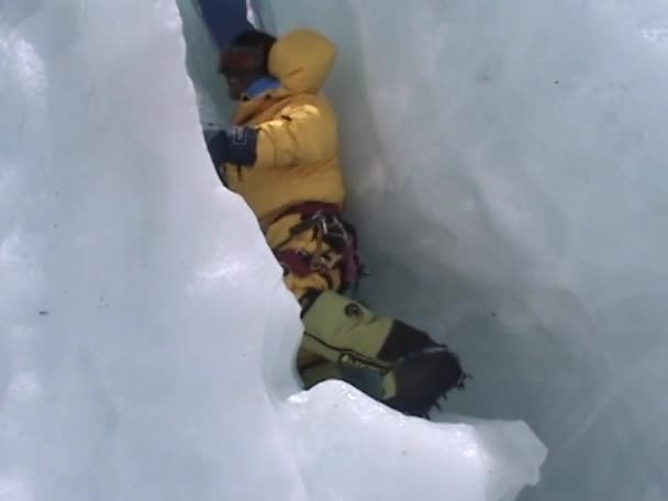 Mann klettert Eisfall hinauf — Stockvideo