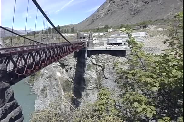 Muž bungee skok z ocelového mostu — Stock video