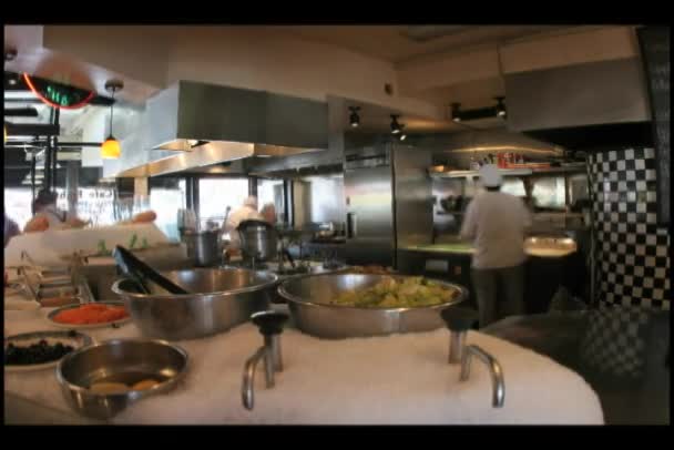 Bucătari și bucătari care pregătesc mâncare — Videoclip de stoc