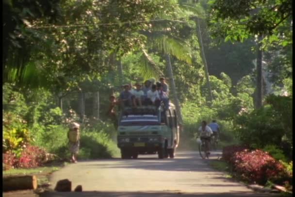 Indonezyjski tubylców jazdy autobusem tmini — Wideo stockowe