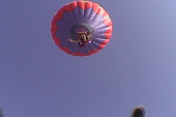 Meisje springen van hete luchtballon — Stockvideo