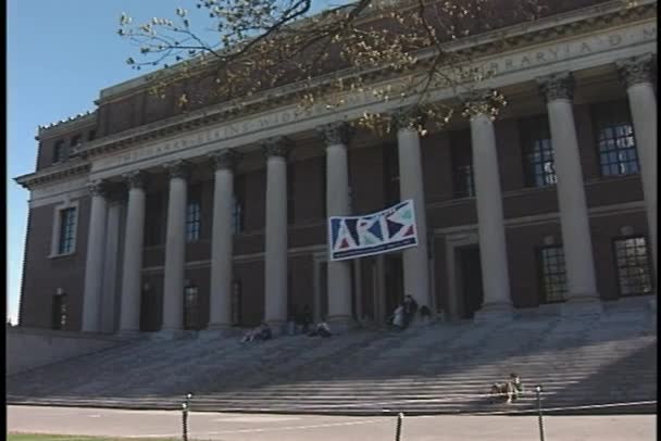 Studenten aanpak de stappen van de Widener Library — Stockvideo