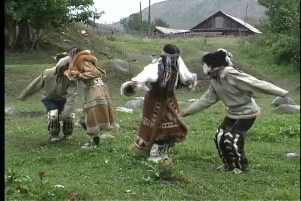 Os nativos dançam perto de uma aldeia na Rússia — Vídeo de Stock