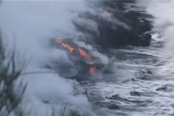 Ondas oceânicas colidem com uma lava — Vídeo de Stock