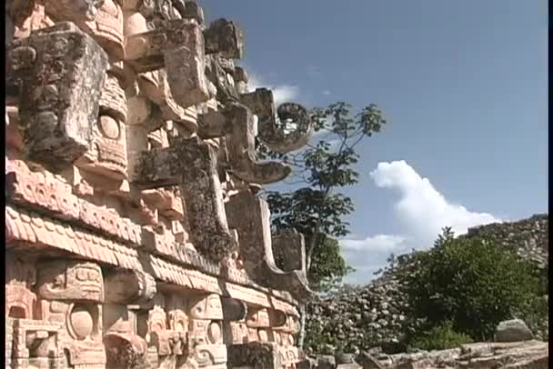 Bâtiment montre les sculptures faites par les Mayas — Video