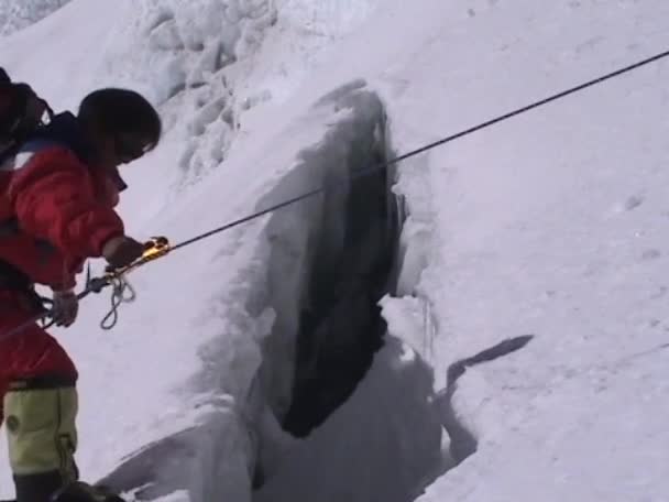 Альпініст, йдучи по невеликий тріщину — стокове відео