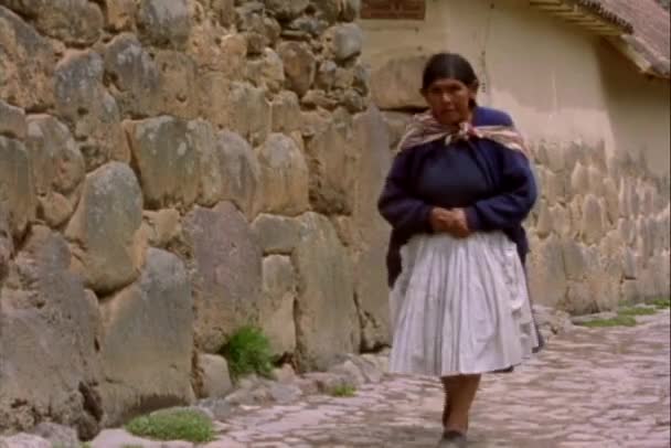 Mujer peruana caminando por el callejón — Vídeo de stock