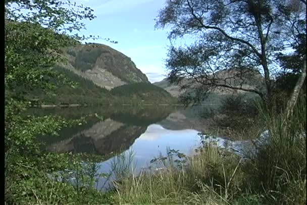Rustig lake in Schotland — Stockvideo
