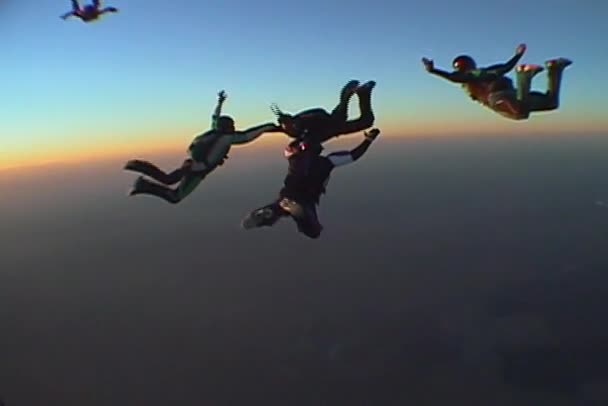 Скідіверс збирає фігуру у вільному падінні — стокове відео