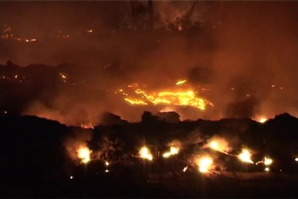 Fluxo de lava após uma erupção vulcânica — Vídeo de Stock