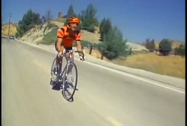 Człowiek na rowerze wyścigowym — Wideo stockowe